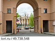 Вид на дом Хитрово (главный дом усадьбы Н. С. Щербатовой) через арку жилого дома Военно-инженерной академии имени В. В. Куйбышева. Москва. Россия. Редакционное фото, фотограф E. O. / Фотобанк Лори