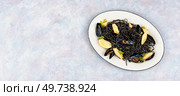 Vegan black bean pasta linguine with mussels. Mediterranean pasta vongole. Copy space.. Black spaghetti pasta with mussels. Стоковое фото, агентство Ingram Publishing / Фотобанк Лори