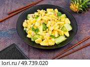 Asian pineapple salad with cucumber and chopstick. Vegan pineapple salad, clean diet food.. Detox pineapple, cucumber salad, healthy, clean food. Стоковое фото, агентство Ingram Publishing / Фотобанк Лори