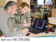 colleagues in factory. Стоковое фото, агентство Ingram Publishing / Фотобанк Лори