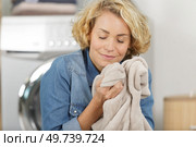 young housewife doing laundry at home. Стоковое фото, агентство Ingram Publishing / Фотобанк Лори