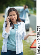 worried woman on telephone after car breakdown. Стоковое фото, агентство Ingram Publishing / Фотобанк Лори