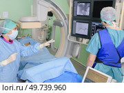 surgeons performing surgery in operating theater. Стоковое фото, агентство Ingram Publishing / Фотобанк Лори