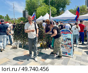 Мастеркласс по плетению маскировочных сетей на Спортивной набережной во Владивостоке. Редакционное фото, фотограф Овчинникова Ирина / Фотобанк Лори