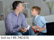 dad with his son playing video games. Стоковое фото, агентство Ingram Publishing / Фотобанк Лори