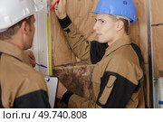 apprentice giving the right measurement. Стоковое фото, агентство Ingram Publishing / Фотобанк Лори