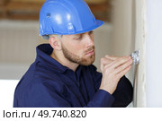 worker filling a wall with putty. Стоковое фото, агентство Ingram Publishing / Фотобанк Лори