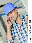 a foreman is on phone. Стоковое фото, агентство Ingram Publishing / Фотобанк Лори