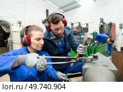 portrait of people forging metal bolts. Стоковое фото, агентство Ingram Publishing / Фотобанк Лори