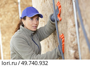 woman builder working on insulation pannels. Стоковое фото, агентство Ingram Publishing / Фотобанк Лори