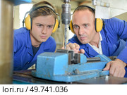 a man observing the metal driller. Стоковое фото, агентство Ingram Publishing / Фотобанк Лори