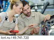 man and woman in workshop. Стоковое фото, агентство Ingram Publishing / Фотобанк Лори