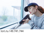 female window installer sealing the gaps with epoxy gun. Стоковое фото, агентство Ingram Publishing / Фотобанк Лори