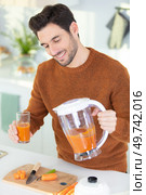 young bearded man drinks freshly pressed natural juice. Стоковое фото, агентство Ingram Publishing / Фотобанк Лори