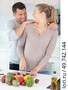 young couple in kitchen preparing lunch. Стоковое фото, агентство Ingram Publishing / Фотобанк Лори