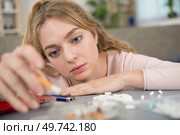 woman putting finished cigarette in an ashtray. Стоковое фото, агентство Ingram Publishing / Фотобанк Лори