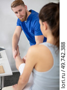 male osteopath treating female patient. Стоковое фото, агентство Ingram Publishing / Фотобанк Лори