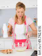 preparing dough mixing ingredients. Стоковое фото, агентство Ingram Publishing / Фотобанк Лори