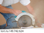 Artisan using a circular saw. Стоковое фото, агентство Ingram Publishing / Фотобанк Лори