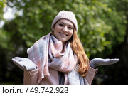 woman wearing warm clothing making gesture about the weather. Стоковое фото, агентство Ingram Publishing / Фотобанк Лори
