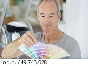 man and color swatches palette choice. Стоковое фото, агентство Ingram Publishing / Фотобанк Лори