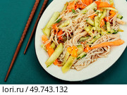 Plate with salad of enoki mushrooms and vegetables. Chinese food, healthy food.. Salad with enoki mushrooms. Стоковое фото, агентство Ingram Publishing / Фотобанк Лори