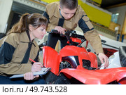 teaching how to maintain a quad. Стоковое фото, агентство Ingram Publishing / Фотобанк Лори