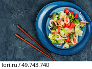 Tasty salad with pomelo, shrimps and greens. Thai appetizer salad.. Delicious pomelo salad with shrimps. Стоковое фото, агентство Ingram Publishing / Фотобанк Лори