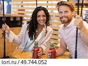 couple clinking their glasses in the bar. Стоковое фото, агентство Ingram Publishing / Фотобанк Лори