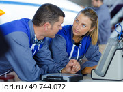 auto mechanic and female customer in garage. Стоковое фото, агентство Ingram Publishing / Фотобанк Лори