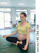 young yogi woman doing yoga exercise. Стоковое фото, агентство Ingram Publishing / Фотобанк Лори