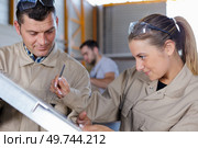 male and female worker in workshop. Стоковое фото, агентство Ingram Publishing / Фотобанк Лори