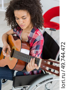 handicapped woman playing guitar. Стоковое фото, агентство Ingram Publishing / Фотобанк Лори