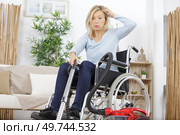 tired woman cleaning her house. Стоковое фото, агентство Ingram Publishing / Фотобанк Лори