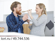 portrait of happy pregnant couple cooking in kitchen. Стоковое фото, агентство Ingram Publishing / Фотобанк Лори