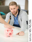 man with hammer poised over piggybank. Стоковое фото, агентство Ingram Publishing / Фотобанк Лори