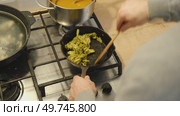 Cooking broccoli in a frying pan close-up. Homemade healthy, veggie food. Roasting broccoli on skillet pan. Chef hand stirring broccoli. Healthy food, vegetarian cuisine. Fry off broccoli stem. Стоковое видео, видеограф Марина Демидюк / Фотобанк Лори
