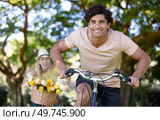 happy couple chasing each other on bike. Стоковое фото, агентство Ingram Publishing / Фотобанк Лори