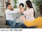 divorcing young couple arguing in psychiatrist office. Стоковое фото, агентство Ingram Publishing / Фотобанк Лори