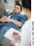 man with psychologist theraphy social problems. Стоковое фото, агентство Ingram Publishing / Фотобанк Лори