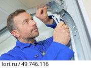 Installing a new garage door. Стоковое фото, агентство Ingram Publishing / Фотобанк Лори