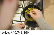Cooking broccoli in a frying pan close-up. Homemade healthy, veggie food. Roasting broccoli on skillet pan. Chef hand stirring broccoli. Healthy food, vegetarian cuisine. Fry off broccoli stem. Стоковое видео, видеограф Марина Демидюк / Фотобанк Лори