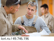 workers with paper in factory. Стоковое фото, агентство Ingram Publishing / Фотобанк Лори