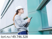 female manufacturing labourer outdoors holding clipboard. Стоковое фото, агентство Ingram Publishing / Фотобанк Лори