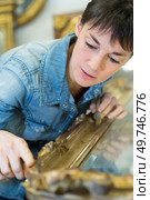 woman working on antique gilt framed mirror. Стоковое фото, агентство Ingram Publishing / Фотобанк Лори