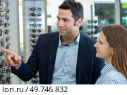 portrait of couple chosing sunglasses. Стоковое фото, агентство Ingram Publishing / Фотобанк Лори