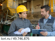 supervisor unhappy with the worker. Стоковое фото, агентство Ingram Publishing / Фотобанк Лори