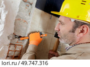 a male builder with hammer. Стоковое фото, агентство Ingram Publishing / Фотобанк Лори