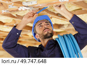 a male worker holding cables. Стоковое фото, агентство Ingram Publishing / Фотобанк Лори