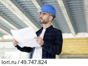 builder looks at plans for new home. Стоковое фото, агентство Ingram Publishing / Фотобанк Лори